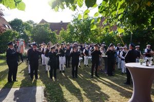Ein prächtiges Bild boten die Spielmannszüge des Löschzuges Albersloh der Freiwilligen Feuerwehr und der SG Sendenhorst bei ihrer musikalischen Einlage anlässlich der Ehrung von Michael Poppenborg.
