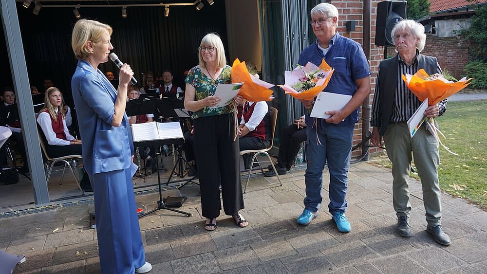 Bürgermeisterin Katrin Reuscher ehrte Brigitte Denker, Michael Poppenborg und Jürgen Krass (v.l.) mit dem Heimatpreis 2025.