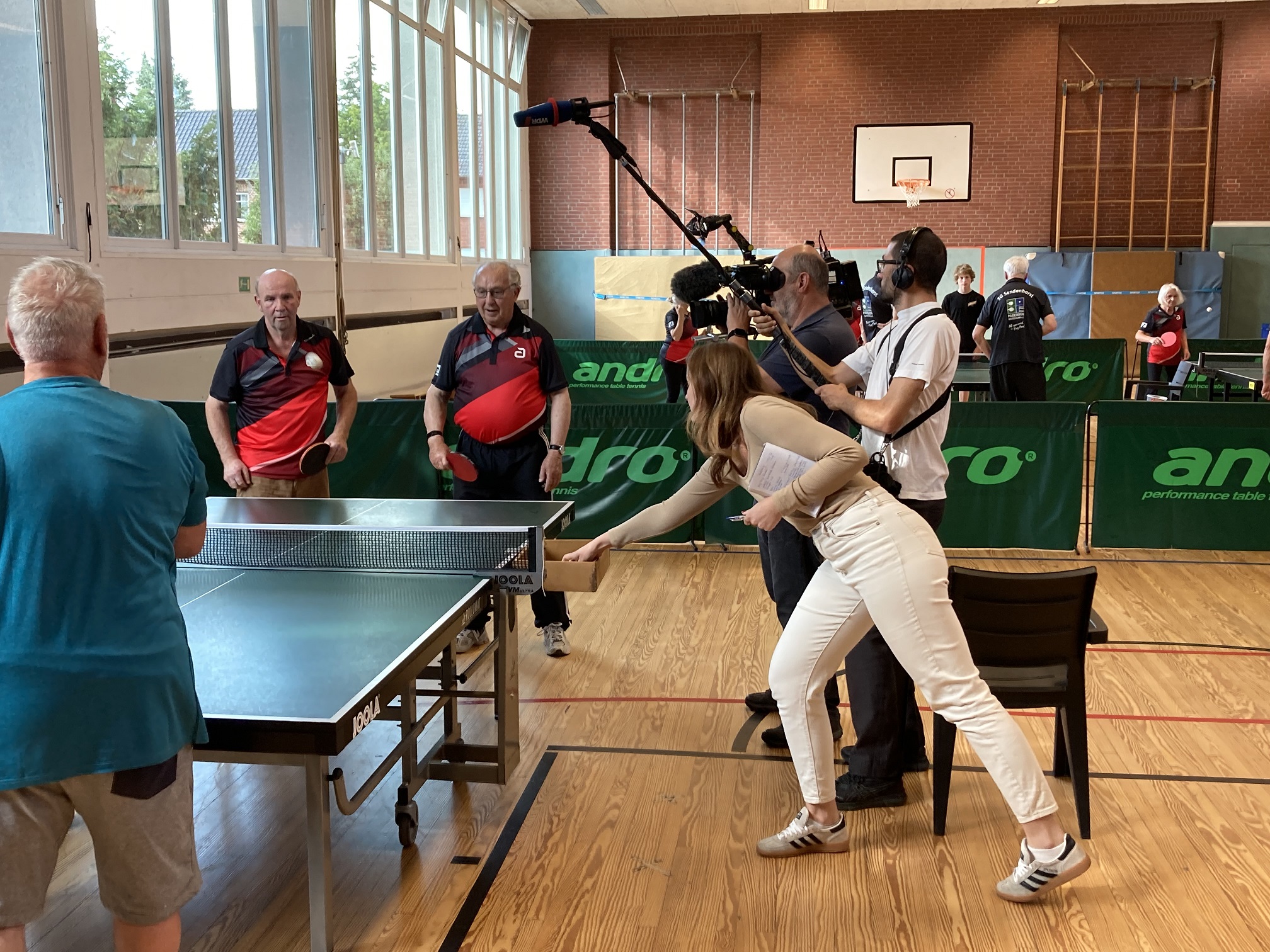 Viel los war an den Tischtennisplatten am Donnerstag, wo das WDR-Team fleißig filmte und mit den Menschen ins Gespräch kam.