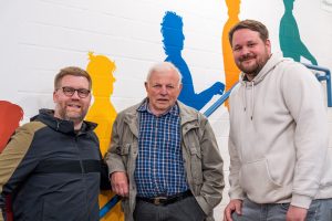 Mats und Stephan gratulieren Willi Link zum 70. Jahr in der Handballabteilung