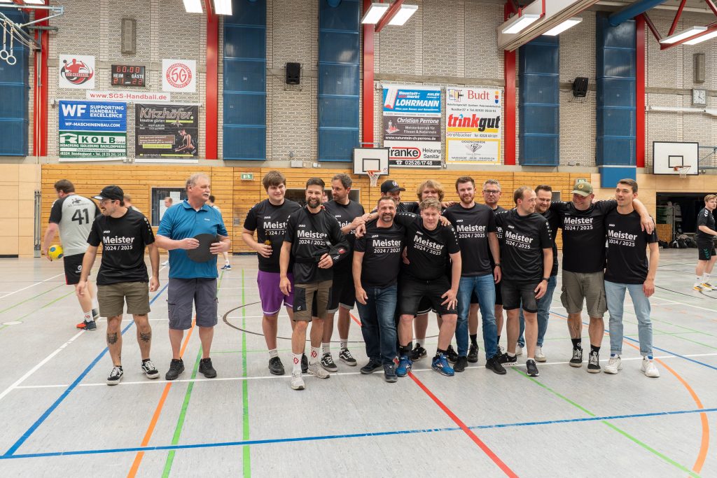 Die zweite Herren wird für ihre Meisterschaft geehrt