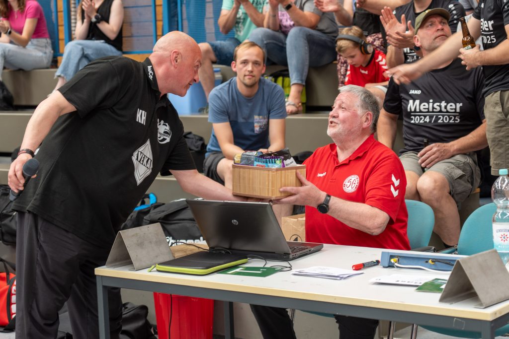 Johannes Grundmann erhält zum Dank eine Kiste Lakritz