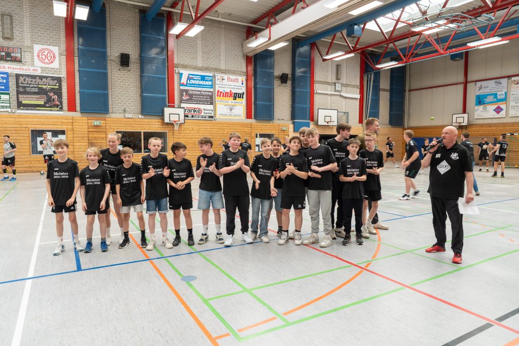 Die männlich D-Jugend wird für ihre Meisterschaft geehrt