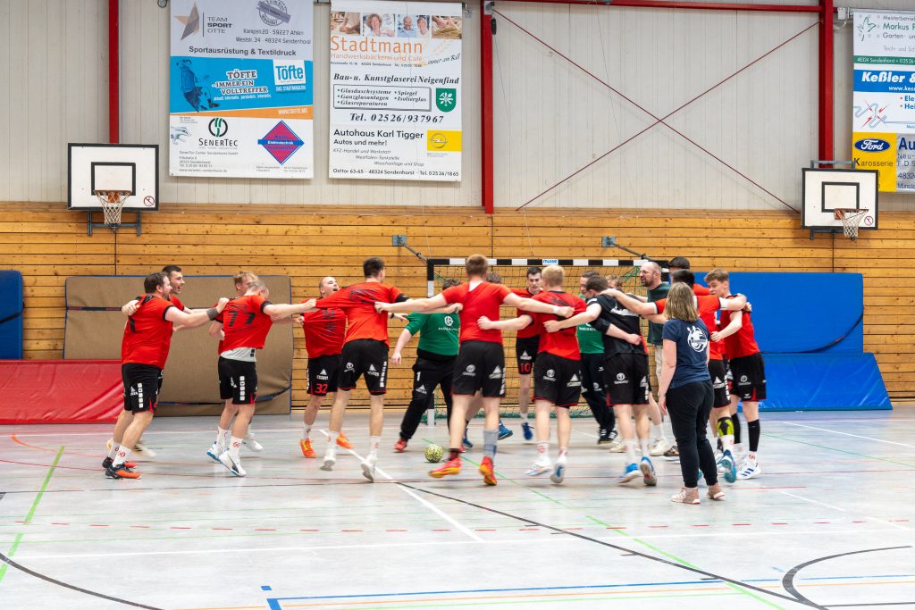 Ausgelassen feiern die Herren