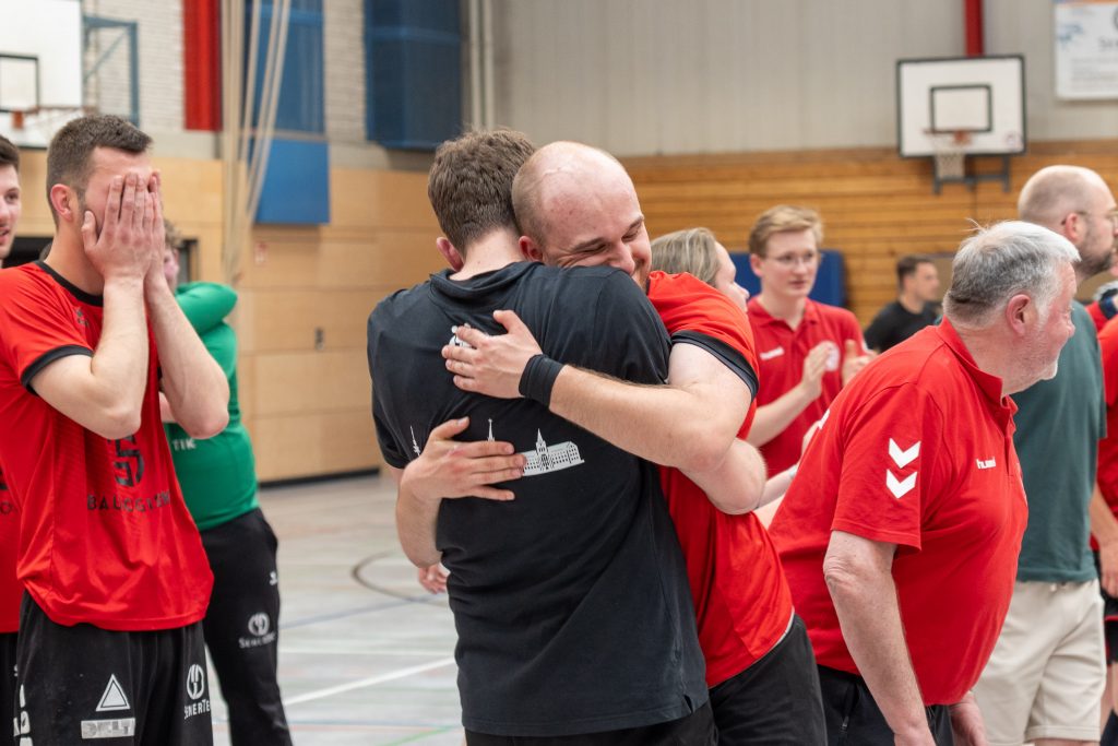 Emotionen pur auf dem Feld nach dem Spiel