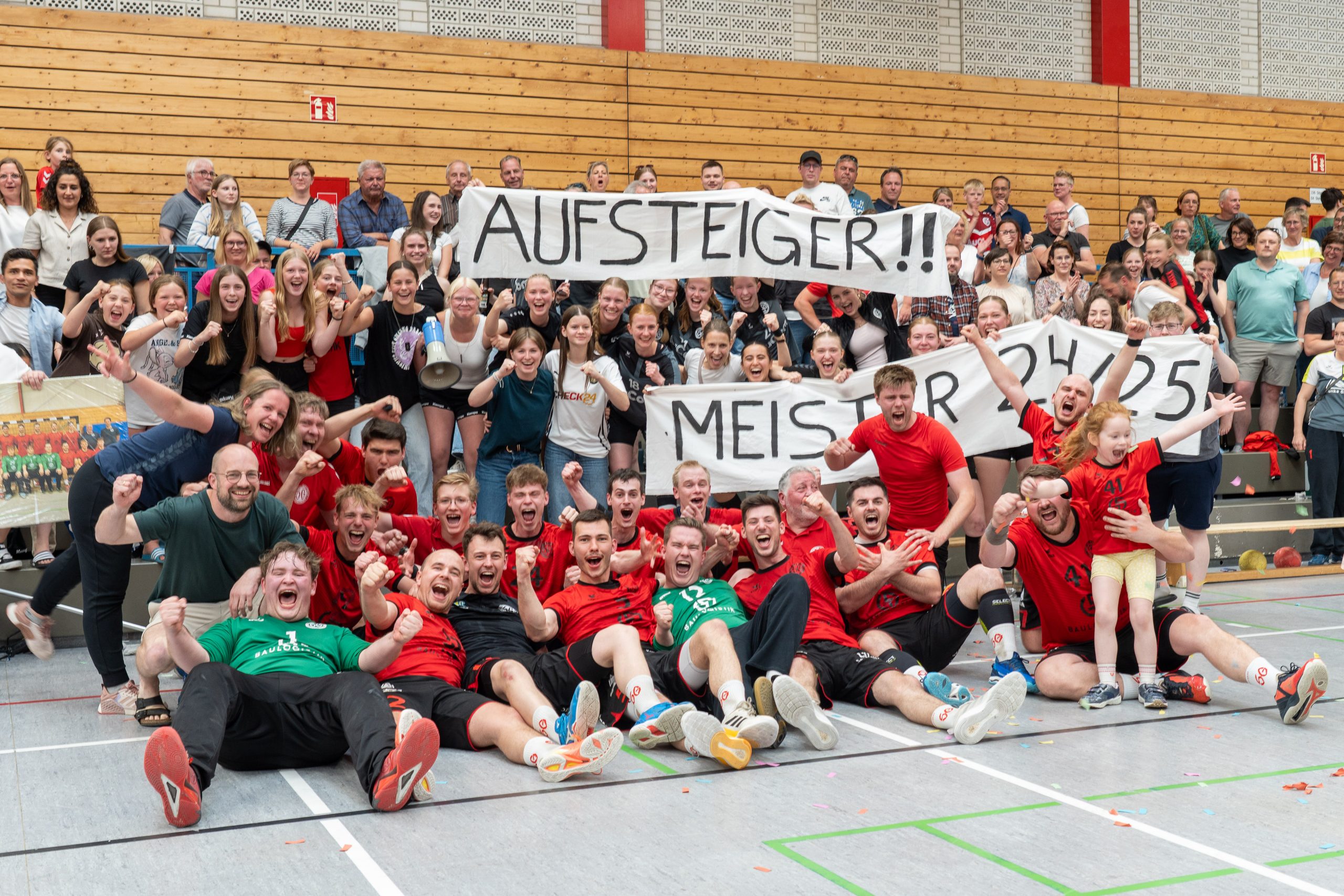 Damen und Herren feiern gemeinsam ihre Erfolge