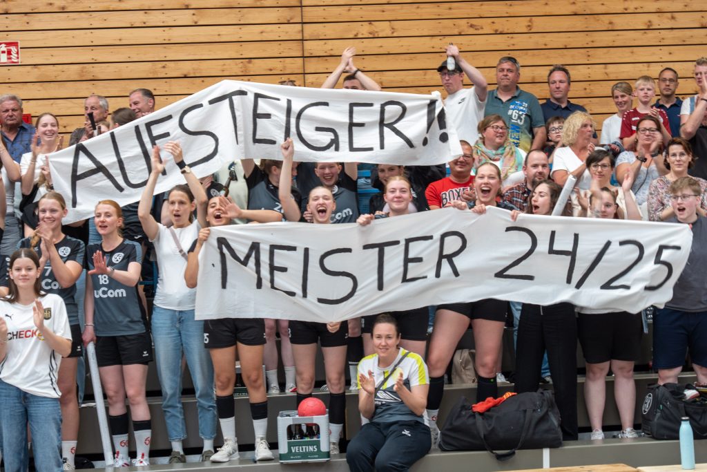 Die Damen feiern die Herren für Aufstieg und Meisterschaft