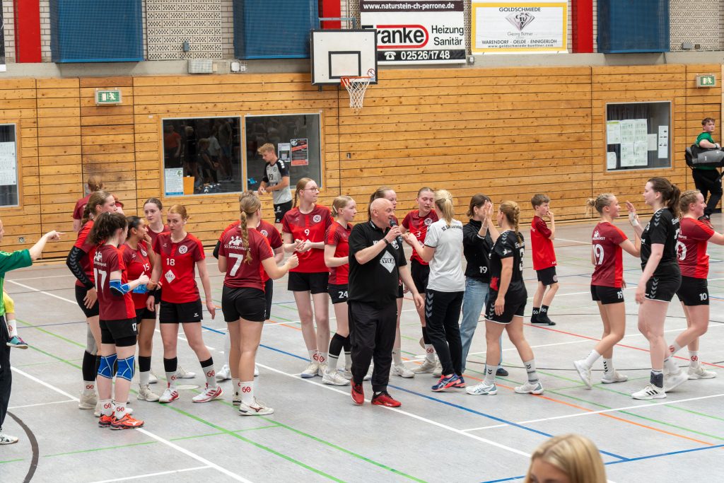 Kai Hiller gratuliert Everswinkel zur Meisterschaft