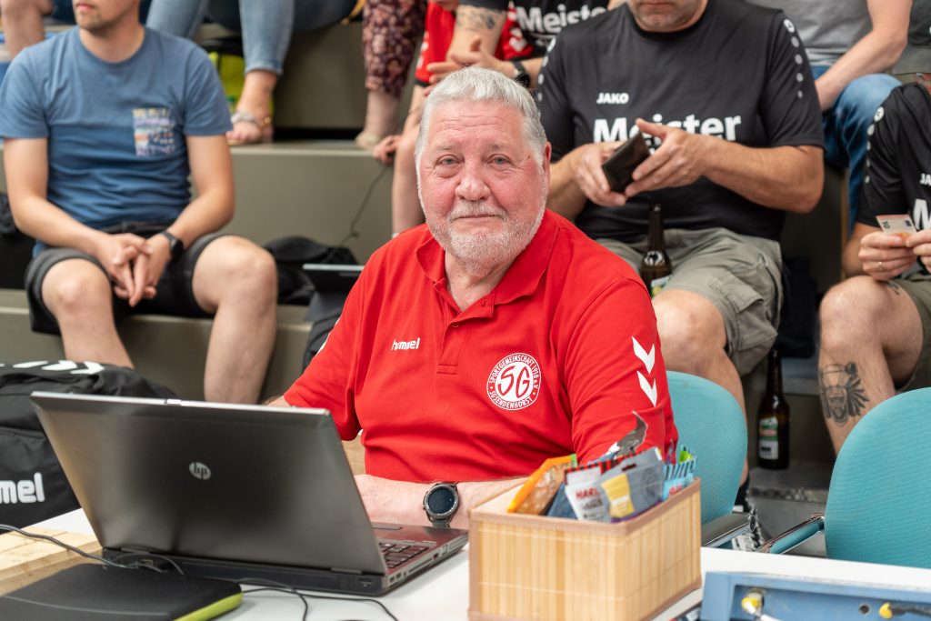 Biene Grundmann bereitet das Spiel der Herren vor