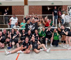 Damen feiern nach dem letzten Auswärtsspiel