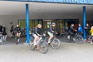 Nach dem Starts mussten die Damen sich ihre Fahrräder schnappen und los radeln