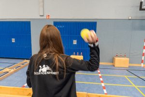Nach dem Fahrradfahren und Laufen steht noch eine "Schießübung" in der Halle an