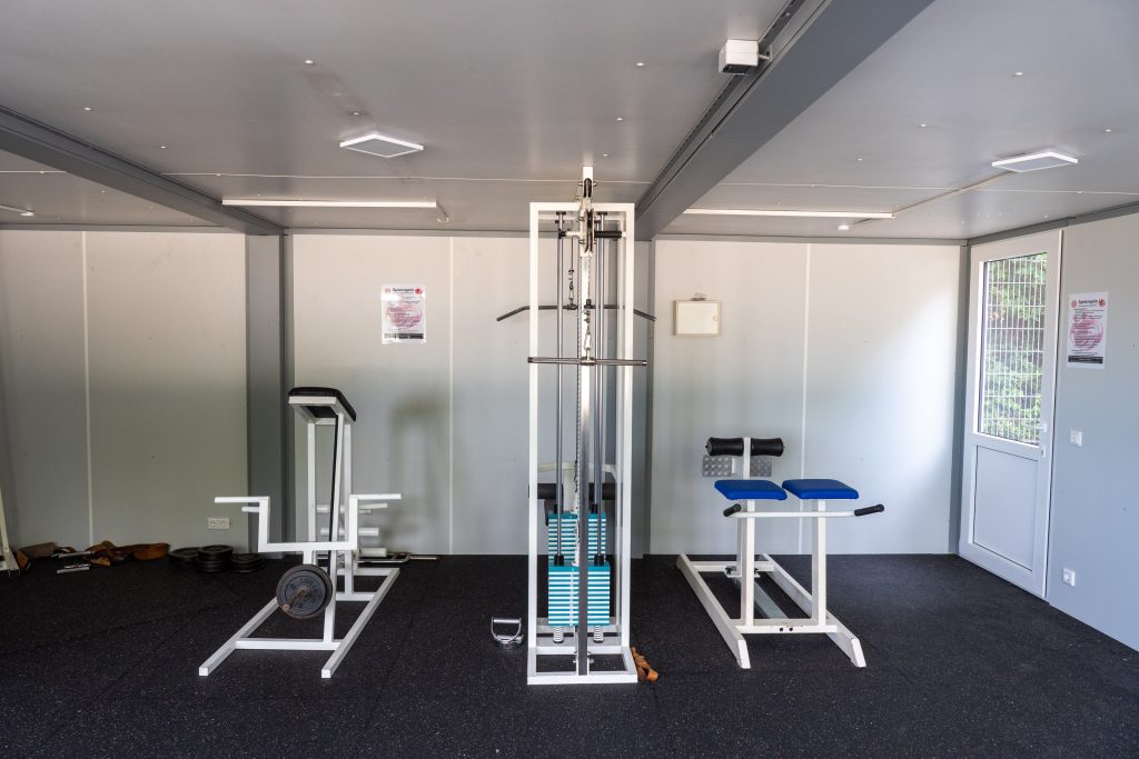 Die Geräte bieten verschiedene Möglichkeiten für Krafttraining