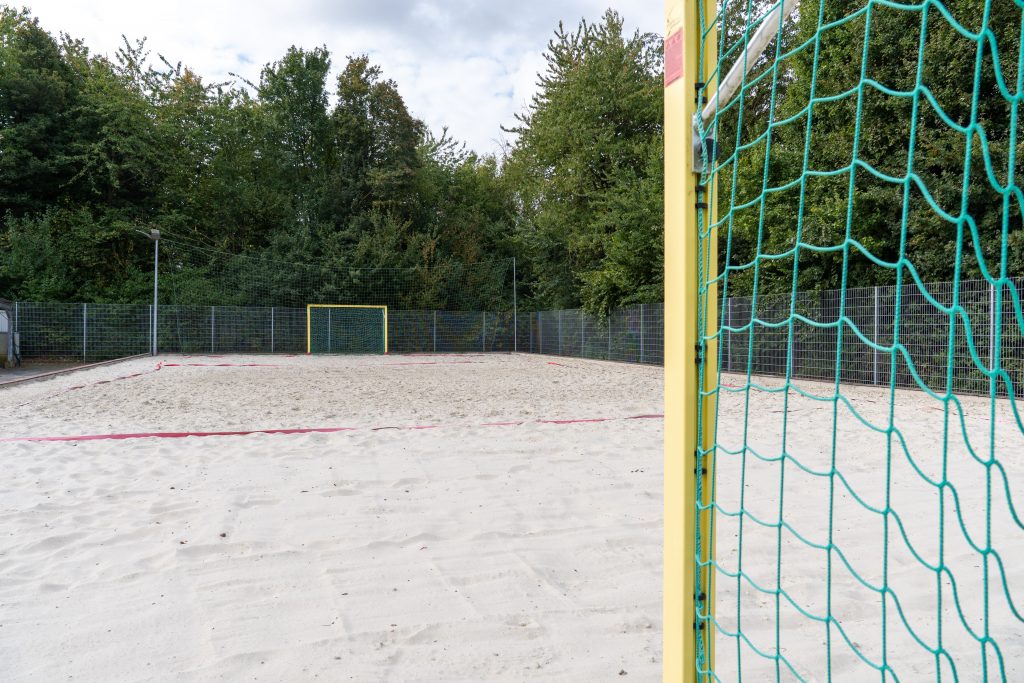 Unsere Beacharena ist im Grünen gelegen und bietet im Sommer einen tollen Platz an dem wir uns austoben können