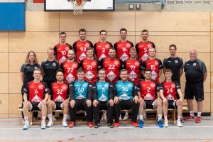 Die 1. Herren präsentiert stolz das neue Outfit