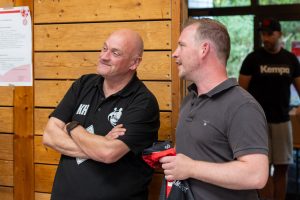 Matthias Funke (re.) im Austausch mit Kay Hiller, dem Trainer der 1. Damen