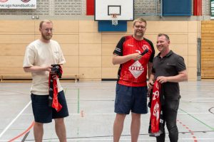 Der zweite Vorsitzende bedankt sich im Namen der Handballer bei Matthias und Christian Funke für die neuen Trikots.